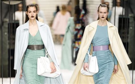 Max Mara prega que beleza é honestidade e o fim do decorativismo