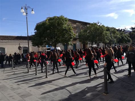 Giarre Flash Mob E Installazione Artistica Per Dire No Alla Violenza