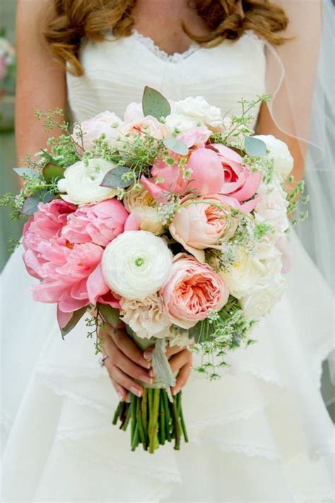 joli bouquet de mariée rond avec pivoines blancs et roses Bouquet