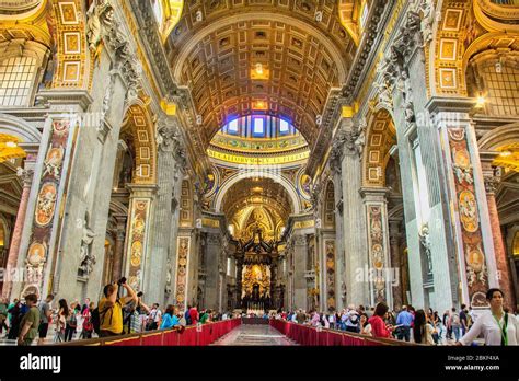 Interior de la Basílica de San Pedro, santuarios católicos, la tumba de ...