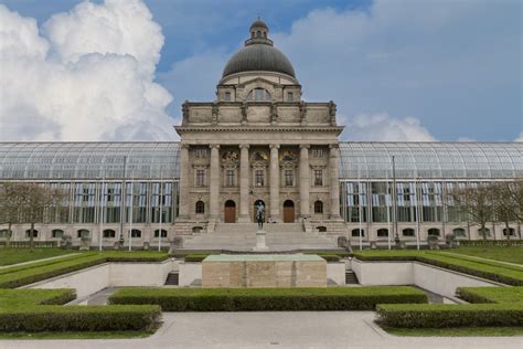 Gambar Pemandangan Arsitektur Bangunan Chateau Istana Monumen