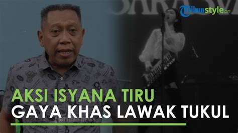 Aksi Isyana Sarasvati Tiru Gaya Lawak Khas Tukul Arwana Saat Manggung