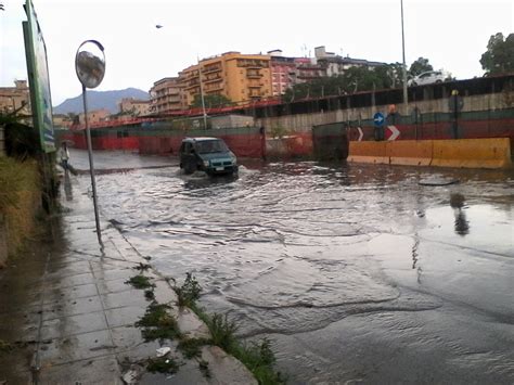 Forte Temporale A Giugno Strade Allagate E Auto Impantanate Foto