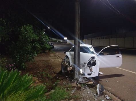 Jovem Fica Ferida Ao Desviar De Cachorro E Bater Em Poste Na