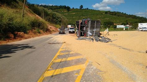 Carreta Tomba Na Es 261 E Carga De Grãos De Milho Fica Espalha Pela Pista