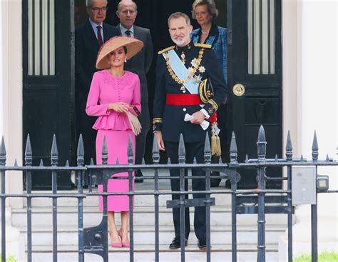 La Reina Letizia Espectacular Con Traje Rosa De Carolina Herrera Y