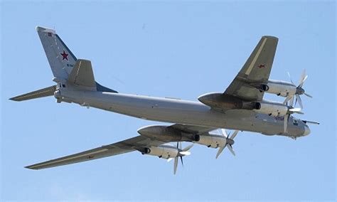 Bombardeiros russos Tu 95 são escoltados por caças japoneses durante