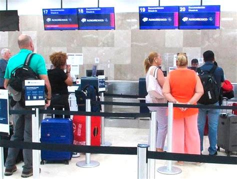 VARADOS EN EL AEROPUERTO LES PUSIERON CANCELADO EN LAS PANTALLAS