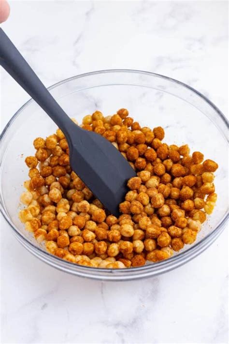 Crispy Roasted Chickpeas Recipe - Evolving Table