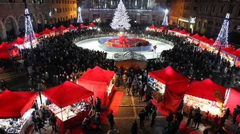 E Gi Natale Le Foto Dell Albero Pi Illuminato D Italia