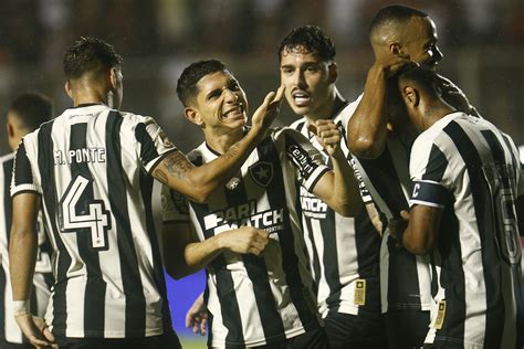 Botafogo bate o Vitória e assume a liderança do Campeonato Brasileiro