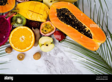 Grupo de frutas tropicales exóticas Papaya mango fruta de dragón