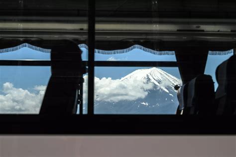 「オーバーツーリズム：日本の小さな町が富士山の眺望を隠す網を設置する」 France 24 無段活用