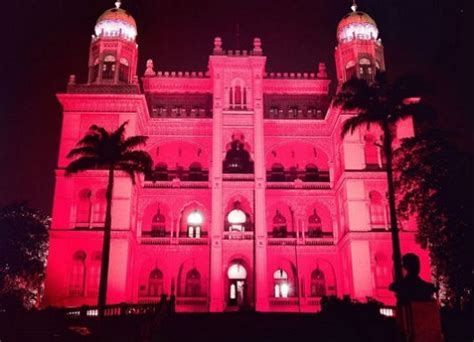 Castelo Iluminado De Rosa Para Marcar O Dia Internacional De Combate