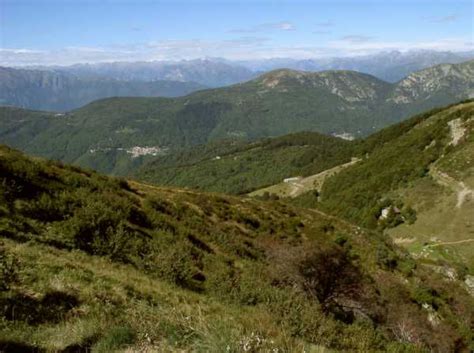 Di là dal fiume e tra gli alberi Le valli del luinese