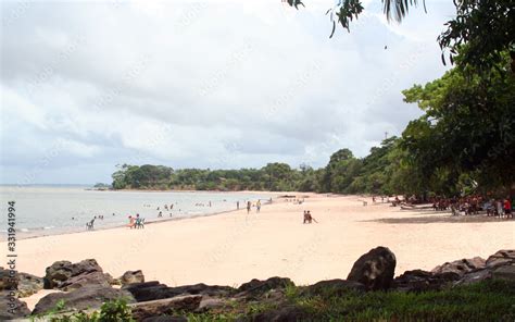 Praia de Mosqueiro no Pará pessoas tomando banho de sol na areia e