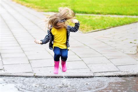 You should let your kid go puddle jumping -- here's why | NewFolks