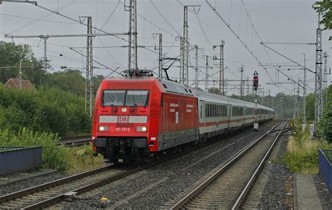 Während eines Regenschauers trifft 101 121 2 mit dem IC 146 von