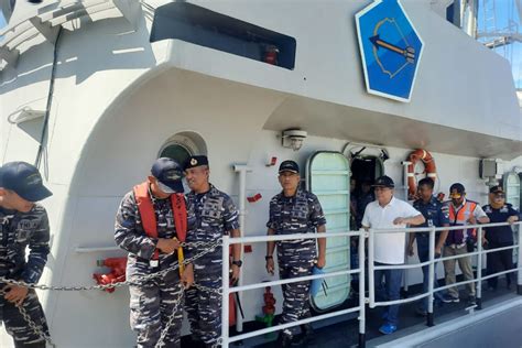 Kri Badik Menyelamatkan Sembilan Abk Di Perairan Selat Makassar