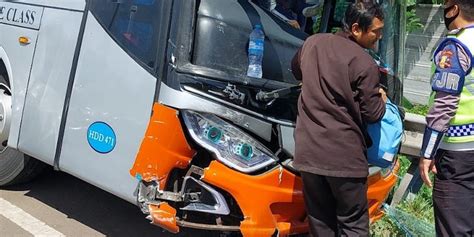 Diduga Kurang Konsentrasi Bus Rosalia Indah Tabrak 3 Kendaraan Di Tol