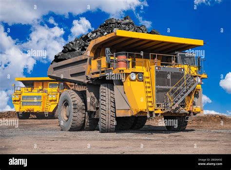 Open Pit Mine Industry Big Yellow Mining Truck For Coal Anthracite