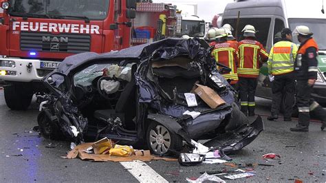 Schwerer Unfall Nach Starkregen Auf A9 Bei Bayreuth Bildergalerie