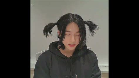 Hyunjin Doing A Ponytail On Vlive Straykids Youtube