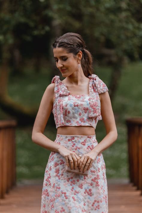 Look De Invitada De Noche Conjunto De Falda Larga Y Crop Top