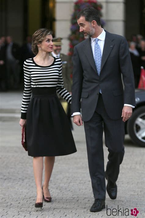 Los Reyes Felipe Y Letizia Charlan Muy Cómplices En A Coruña La