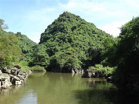 Vietnam Landmarks Hang Luồn Ao Dong Ha Namviet Nam