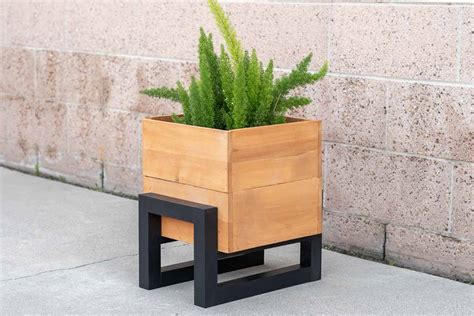 How To Build A DIY Modern Planter Box - Anika's DIY Life