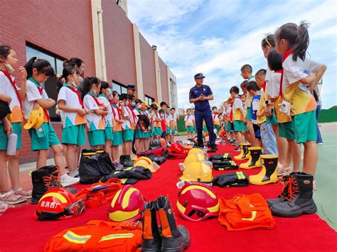 “萌娃”走进临桂消防站，零距离体验消防宣传人员小朋友们