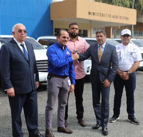 Ministro De Agricultura Entrega 7 Camionetas Para Eficientizar