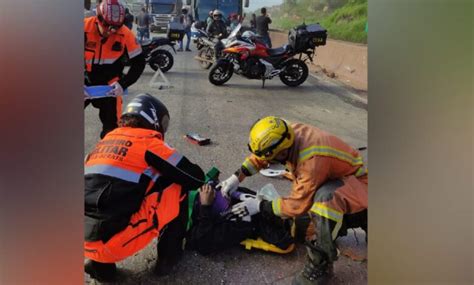 Motociclista sofre múltiplas fraturas e traumatismo craniano ao colidir