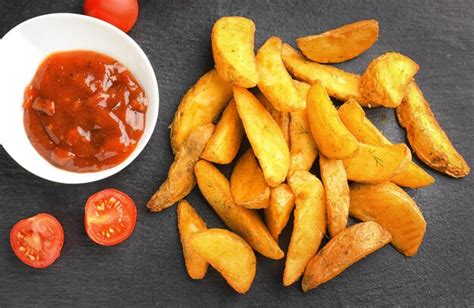 Deliciosos Gajos De Patata Al Horno Con Salsa En La Mesa Foto Premium