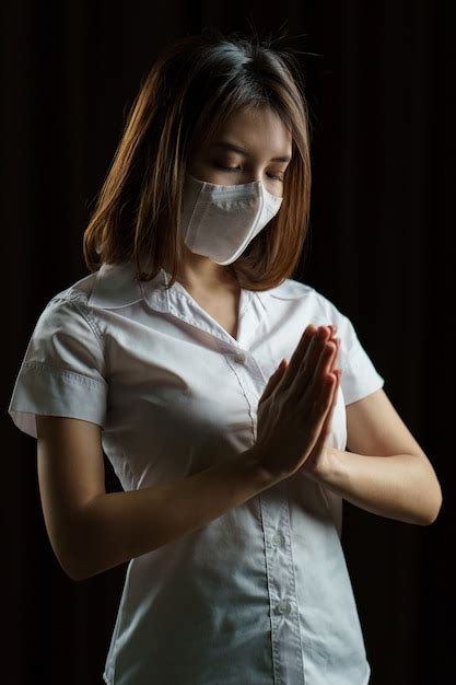 Mujer con gafas de seguridad y máscara saludo haciendo thai wai o