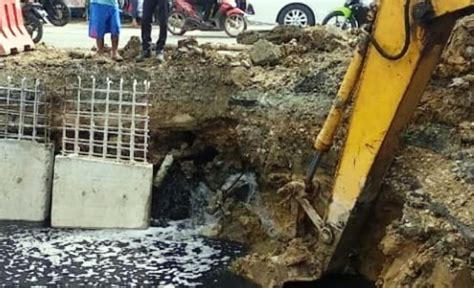 Excavator Proyek Drainase Di Jalan Di Panjaitan Samarinda Dinilai