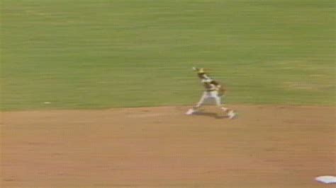 Ozzie Smith dives, makes barehanded play | 04/20/1978 | MLB.com