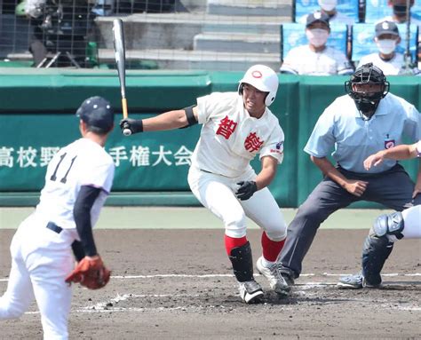 ＜8日目第3試合 国学院栃木・智弁和歌山＞2回1死一、三塁、智弁和歌山・中塚は右前に適時打を放つ （撮影・奥 調） ― スポニチ