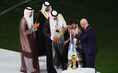 Bisht Qué es la capa que usó Messi para levantar la Copa del Mundo