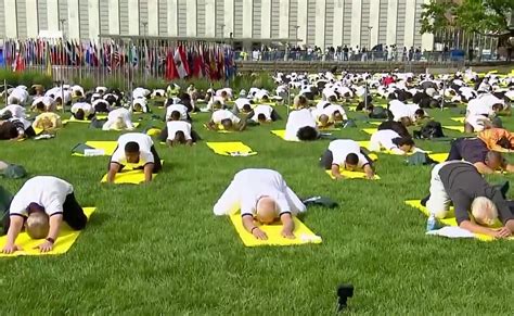 Pm Narendra Modi Yoga Photos Pm मोदी ने Un में किया योग ‘वसुधैव