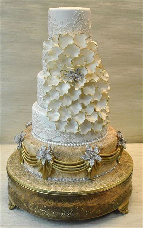 Gold Wedding White And Gold Wedding Cakes 2100170 Weddbook