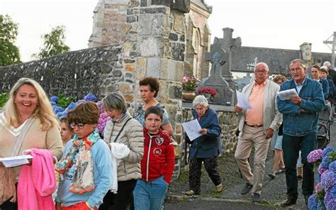 À Saint Gilles les Bois le pardon de Sainte Anne rassemble de nombreux