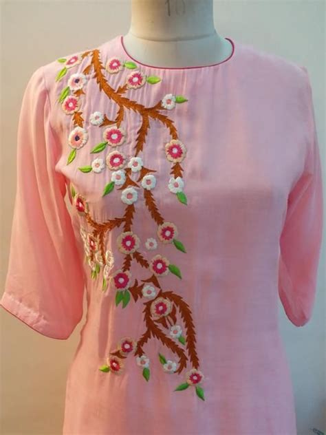 Light Pink Embroidered Kurta In 2020 Embroidery Fashion Kurti Embroidery Design Embroidery Suits