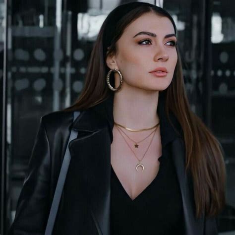 Burcu Ozberk Looks Roupas Estela