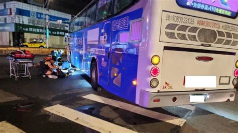 台北車站前深夜車禍 國光客運轉彎擦撞老翁