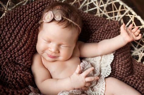 Dulce niña recién nacida sonriente niña recién nacida de 3 semanas