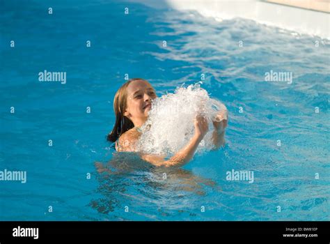 Junge Mädchen Spielen Im Schwimmbad Stockfotografie Alamy