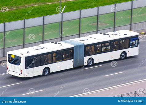 ônibus Articulados Duplamente Na Estrada Da Cidade Foto de Stock