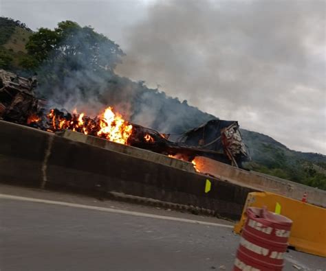 Carreta Bate Em Canteiro Central Pega Fogo E Congestiona A Rodovia